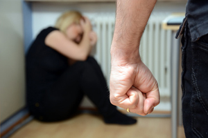 Frau wird Opfer häuslicher Gewalt